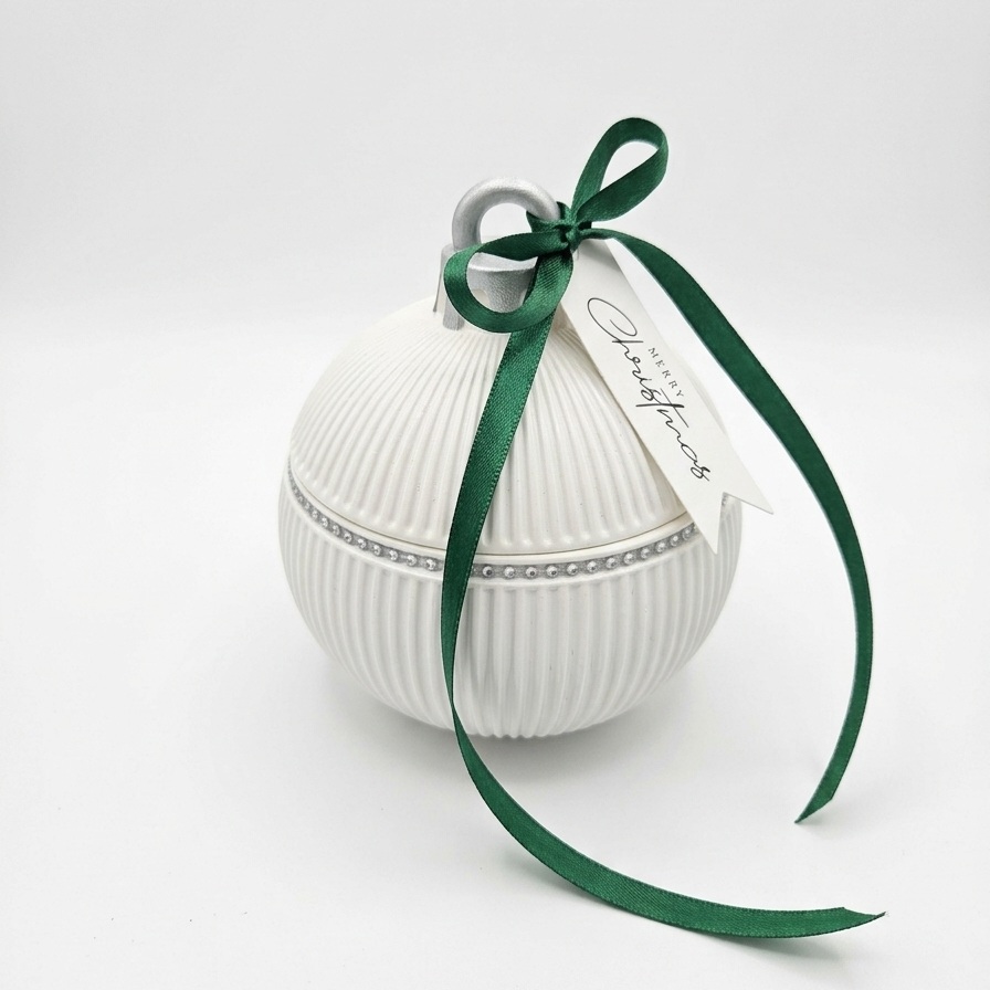 Lõhnaküünal Christmas Bauble Elegance – Valge / Kuldne / Talvine võlu